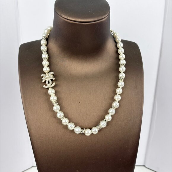 Lustrous Pearl Choker with Signature Embellishment - Picture 5 of 7